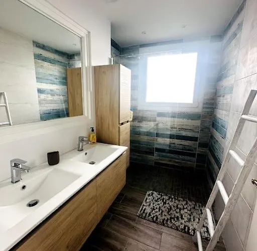 Villa Grande Proche De La *